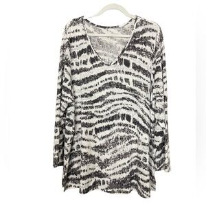 NWOT Belle By Kim Gravel Batik Stripe Sweater Slub Top. In Gray & White. Size 22